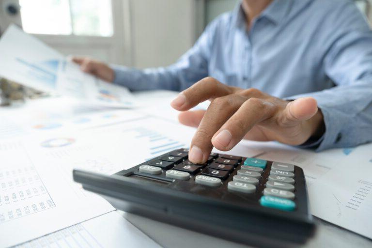 会计或银行家计算现金账单.
